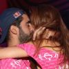 Pedro Scooby e Cintia Dicker se beijaram em camarote na Sapucai no sábado de carnaval, 22 de fevereiro de 2020