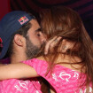 Juntos de novo?! Pedro Scooby beija Cintia Dicker em camarote da Sapucaí. Fotos