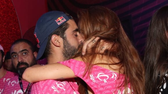 Juntos de novo?! Pedro Scooby beija Cintia Dicker em camarote da Sapucaí. Fotos