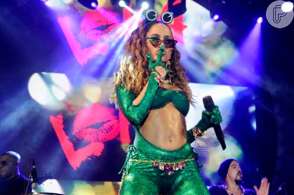 Anitta escolheu look de sapa para agitar o Carnaval 