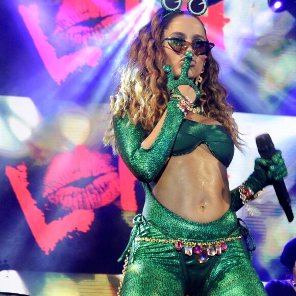 Anitta escolheu look de sapa para agitar o Carnaval 