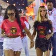 Ludmilla e Brunna Gonçalves caminham de mãos dadas no carnaval do Rio de Janeiro após show em camarote