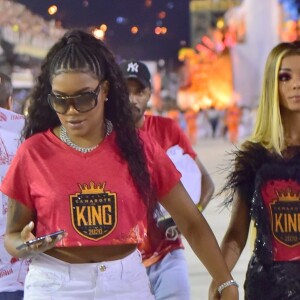Ludmilla e Brunna Gonçalves caminham de mãos dadas no carnaval do Rio de Janeiro após show em camarote