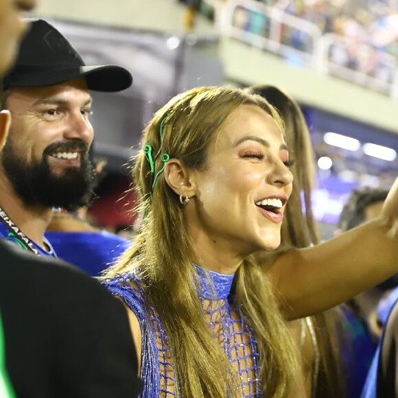 Paolla Oliveira e Douglas Maluf voltaram a ser vistos juntos na segunda noite de desfiles do Grupo Especial