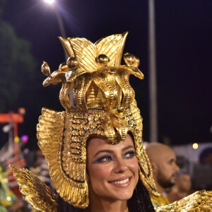 Paolla Oliveira brilhou como rainha de bateria da Grande Rio no domingo (23)