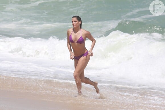 Deborah Secco gravou cenas da novela 'Boogie Oogie' na praia da Macumba, na Zona Oeste do Rio, nesta quinta-feira, 23 de outubro de 2014
