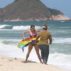 Deborah Secco gravou cenas da novela 'Boogie Oogie' na praia da Macumba, na Zona Oeste do Rio, nesta quinta-feira, 23 de outubro de 2014. Usando um biquíni comportado, a atriz exibiu sua barriga chapada e mostrou que está em ótima forma
