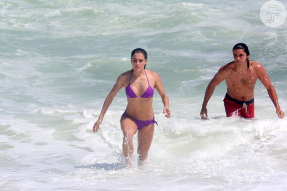 Rodrigo Simas, par romântico de Deborah Secco na novela 'Boogie Oogie', também participou da gravação da trama na praia da Macumba, na Zona Oeste do Rio