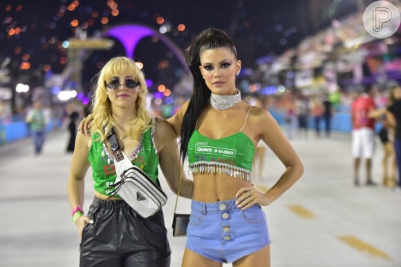 Vitória Strada e a namorada, Marcella Rica, passaram pela Sapucaí no domingo de carnaval, 23 de fevereiro de 2020
