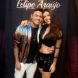 Felipe Arajo posou com a namorada,  Estella Defant, em bastidor de show 
