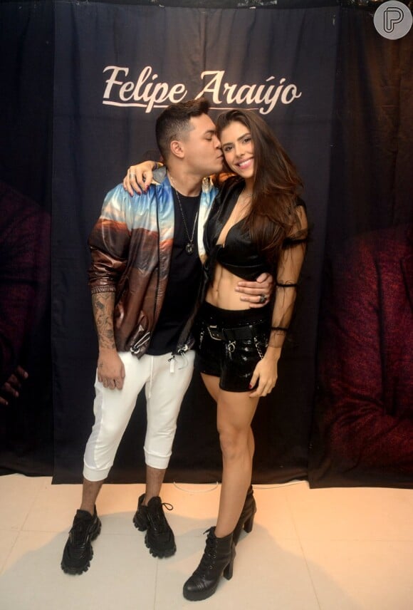 Felipe Araújo deu um beijo na namorada, Estella Defant, em bastidor de show
