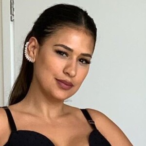 Dupla de Simaria, Simone aposta em look com decote avantajado em foto publicada nesta quinta-feira, dia 27 de fevereiro de 2020