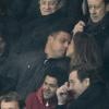 Ronaldo e sua namorada, Paula Morais, trocam carinhos durante jogo de futebol na França