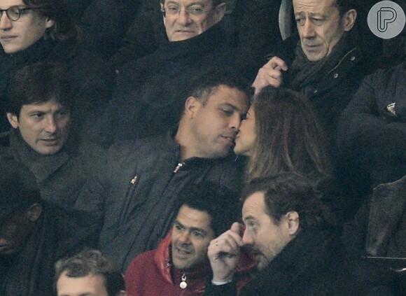 Ronaldo e sua namorada, Paula Morais, trocam carinhos durante jogo de futebol na França