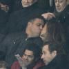 Ronaldo e sua namorada, Paula Morais, se beijam durante jogo do PSG, em Paris, na França, em 24 de fevereiro de 2013