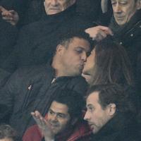 Ronaldo e a namorada, Paula Morais, trocam beijos em jogo de David Beckham