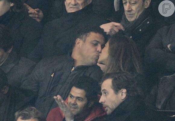 Ronaldo e sua namorada, Paula Morais, se beijam durante jogo do PSG, em Paris, na França, em 24 de fevereiro de 2013