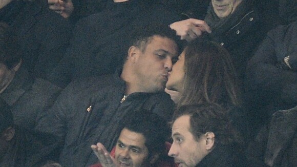 Ronaldo e a namorada, Paula Morais, trocam beijos em jogo de David Beckham