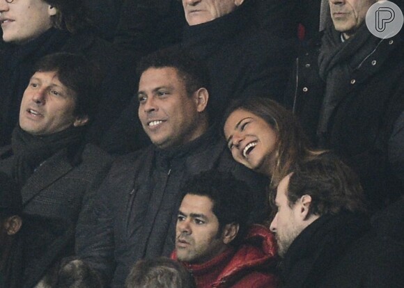 Paula Morais, namorada de Ronaldo, encosta a cabeça no ombro do ex-jogador
