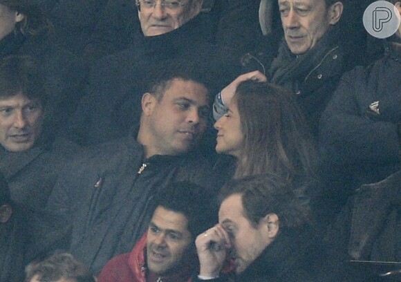 Ronaldo e Paula Morais trocam olhares durante jogo de futebol na França