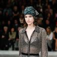 No desfile da Dior, em Paris, as modelos desfilaram com lenço na cabeça, estilo bandana