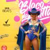 Anitta apostou em um figurino no melhor estilo cowgirl para bloco no Rio de Janeiro