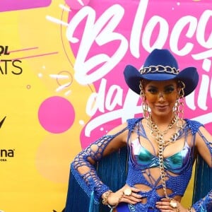 Anitta apostou em um figurino no melhor estilo cowgirl para bloco no Rio de Janeiro