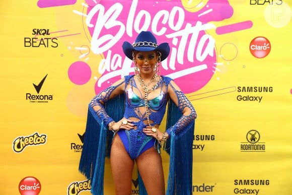 Anitta apostou em um figurino no melhor estilo cowgirl para bloco no Rio de Janeiro