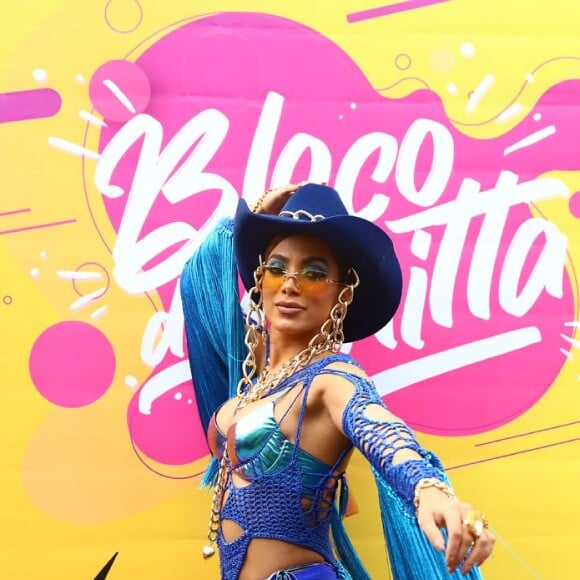 Anitta aliou um chapéu de cowboy com body cavado com franjas na manga