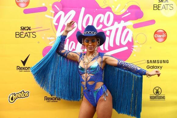 Anitta elegeu um look poderoso com franjas e crochê para seu bloco de Carnaval