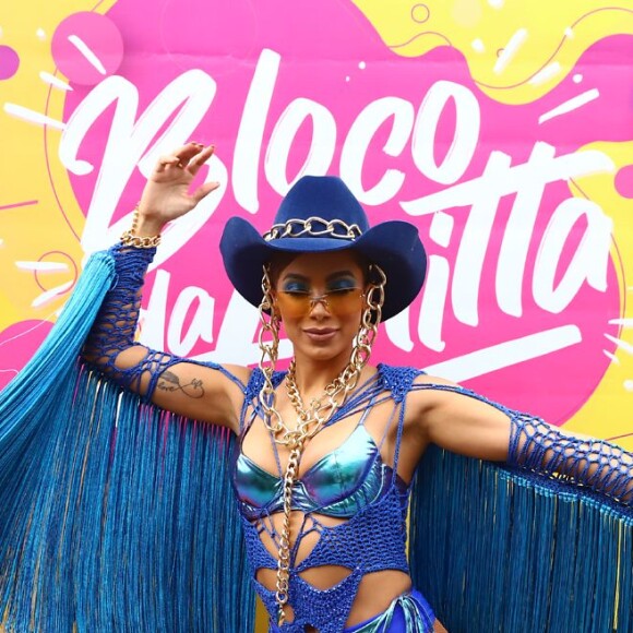 Anitta elegeu um look poderoso com franjas e crochê para seu bloco de Carnaval