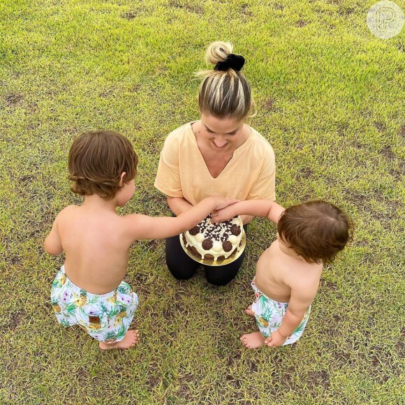 Andressa Suita mostra Samuel e Gabriel brincando com seu bolo de aniversário