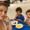 Andressa Suita posta foto dos filhos Samuel e Gabriel e semelhança dos meninos impressiona, em 29 de fevereiro de 2020