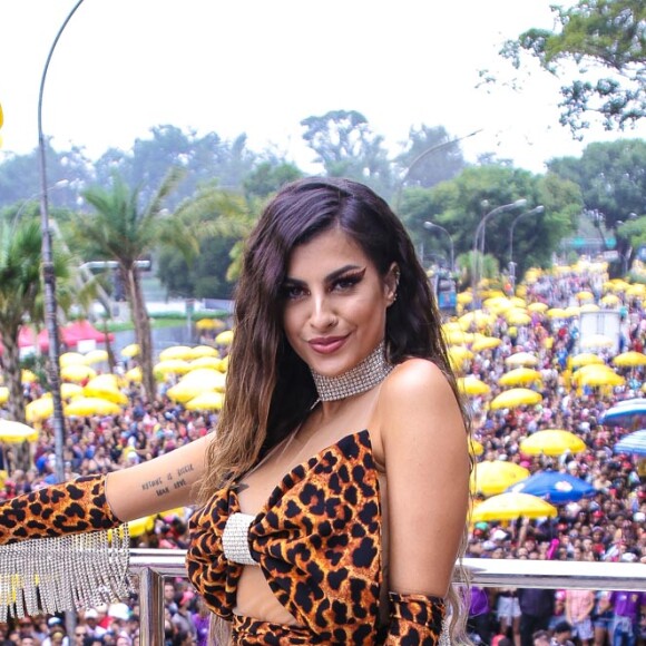 A influencer Nah Cardoso usou look com animal print para o bloco de Anitta