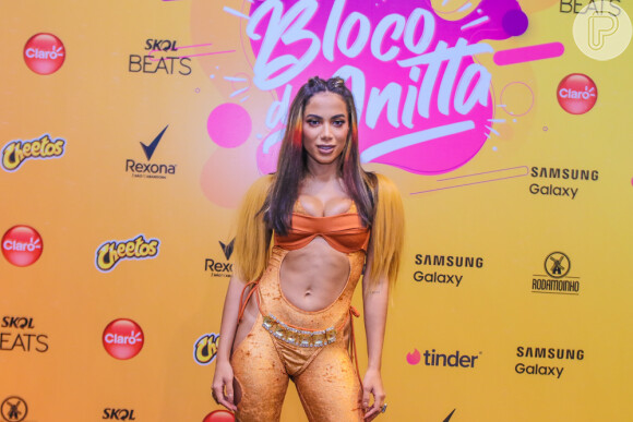Anitta deixou a barriga de fora em look para encerrar sua maratona de shows no Carnaval
