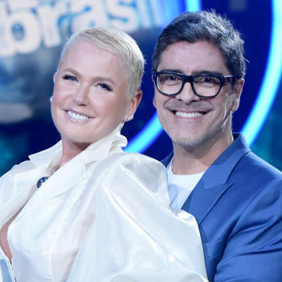 Xuxa Meneghel posta foto de Junno Andrade com máscara e look inusitado nesta terça-feira, dia 03 de março de 2020