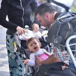Filha de Thaeme Mariôto, Liz encantou fãs ao ser flagrada desembarcando com os pais