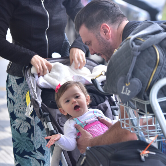 Filha de Thaeme Mariôto, Liz encantou fãs ao ser flagrada desembarcando com os pais