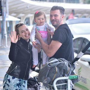 Thaeme Mariôto foi fotografada com marido, Fábio da Lua, e filha, Liz, em São Paulo