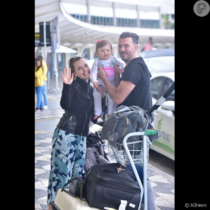 Thaeme Mariôto Foi Fotografada Com Marido Fábio Da Lua E Filha Liz Em São Paulo Purepeople 9447