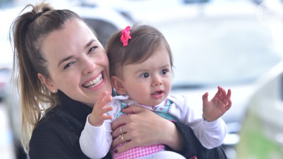 Thaeme Mariôto desembarcou com a filha, Liz, em aeroporto de São Paulo nesta quarta-feira, 4 de março de 2020