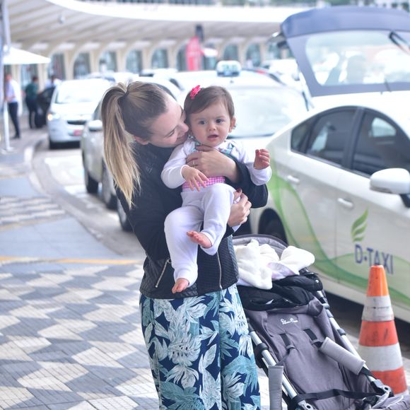 Filha de Thaeme Mariôto exibiu carisma e beleza ao ser clicada com a mãe