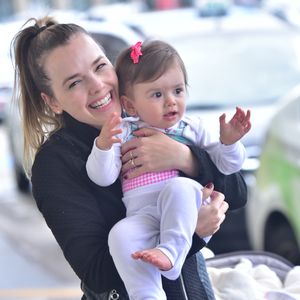 Filha de Thaeme Mariôto, Liz roubou a cena no colo da cantora em aeroporto