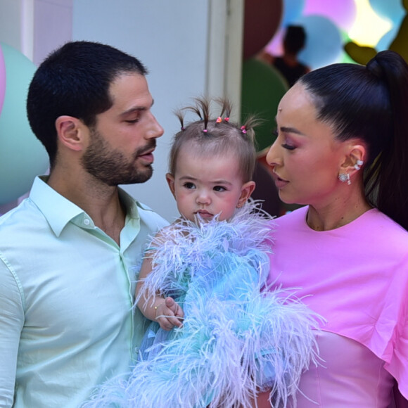 Sabrina Sato se divertiu ao ver a filha, Zoe, vendo fotos antigas