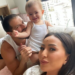 Sabrina Sato se encantou ao ver que a filha se reconheceu em fotos do nascimento