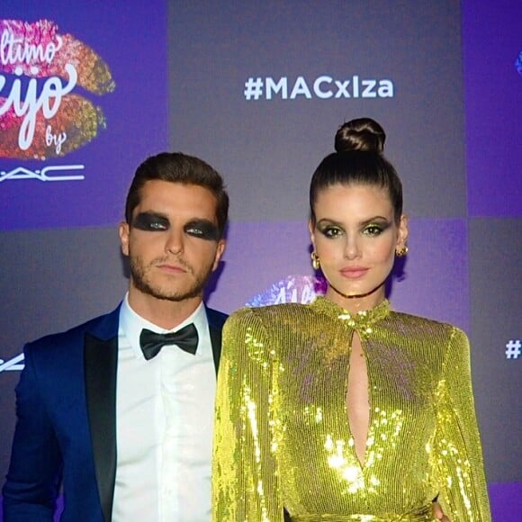Camila Queiroz apostou em joias da marca Pandora para baile de máscaras com Klebber Toledo