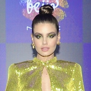 Camila Queiroz apostou em vestido de lantejoulas e franjas para festa