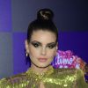 Camila Queiroz combinou vestido grifado com maquiagem glow para festa