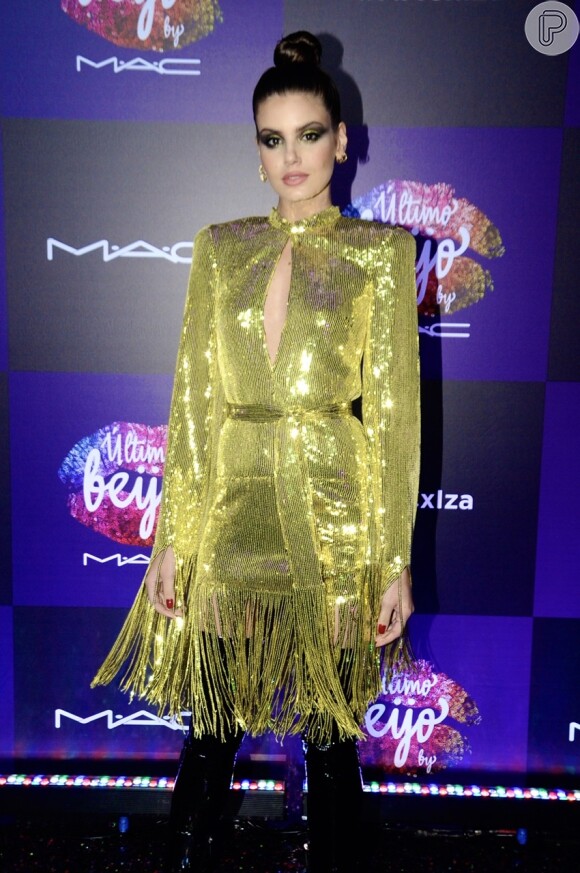 Vestido usado por Camila Queiroz chamou atenção por seus ombros estruturados e aplicações de paetê; Modelo é da marca Balmain