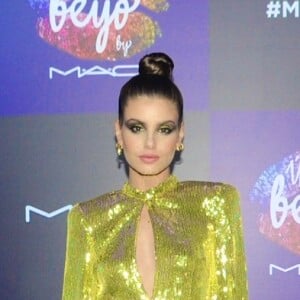 Camila Queiroz completou look com par de botas over the knee Amina Muaddi para festa